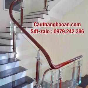 Báo giá cầu thang kính tay vịn gỗ tại Hà Nội