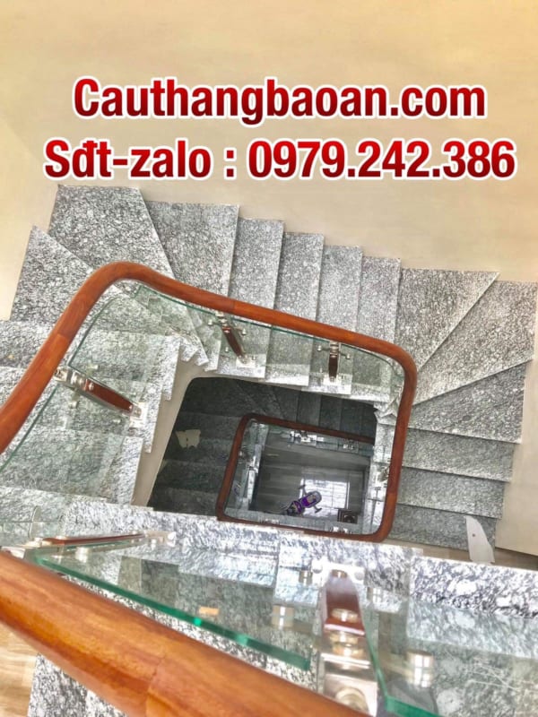 Cầu thang kính đẹp tại Hà Nội. Cầu thang kính tay vịn gỗ