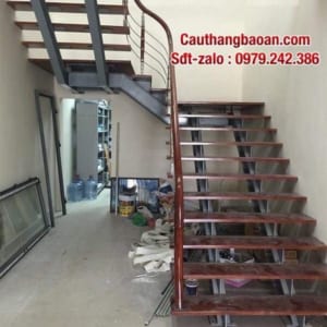 Cầu thang xương cá tại Hà Nội. Cầu thang xương cá mặt bậc gỗ