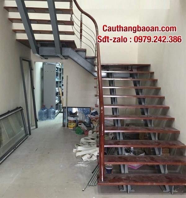 Cầu thang xương cá tại Hà Nội. Cầu thang xương cá mặt bậc gỗ