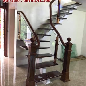 Cầu thang xương cá mặt bậc gỗ lan can kính