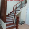 Cầu thang kính tay vịn gỗ ở Hà Nội