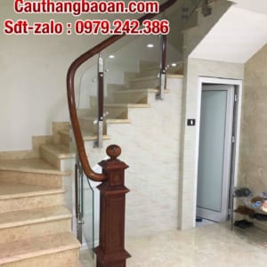Cầu thang kính cường lực tay vịn gỗ, cầu thang lan can kính đẹp hiện đại