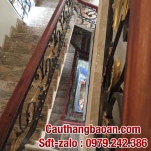 Cầu thang sắt tay vịn gỗ, cầu thang lan can sắt nghệ thuật