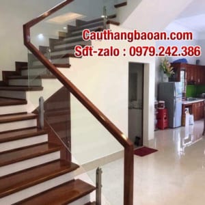 Cầu thang lan can kính cường lực tại Hà Nội