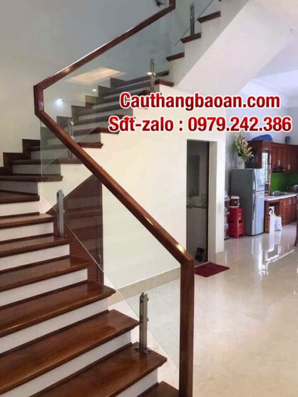 Cầu thang lan can kính cường lực tại Hà Nội