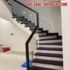 Báo giá cầu thang kính cường lực đẹp tay vịn gỗ ở Hà Nội