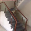 Cầu thang kính lan can kính tay vịn gỗ tại Hà Nội