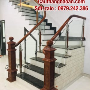 Báo giá cầu thang kính, cầu thang kính tay vịn gỗ