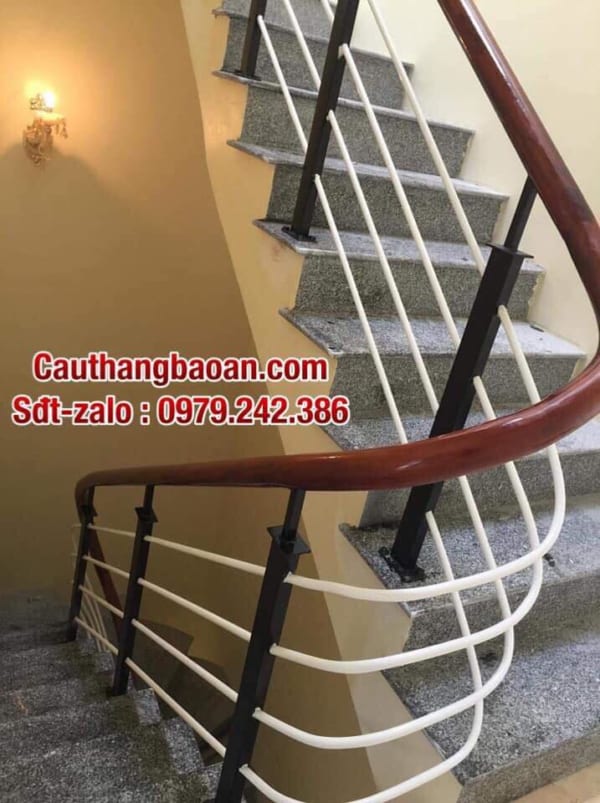 Cầu thang sắt tay vịn gỗ tại Hà Nội, báo giá cầu thang sắt