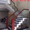 Cầu thang kính tay vịn gỗ, cầu thang kính cường lực