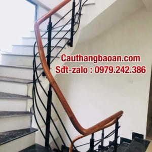 Cầu thang lan can sắt tay vịn gỗ, cầu thang sắt tại Hà Nội