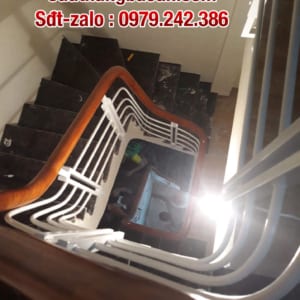 Cầu thang sắt tay vịn gỗ, lan can sắt tay vịn gỗ