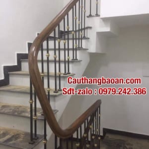 Cầu thang lan can sắt tay vịn gỗ