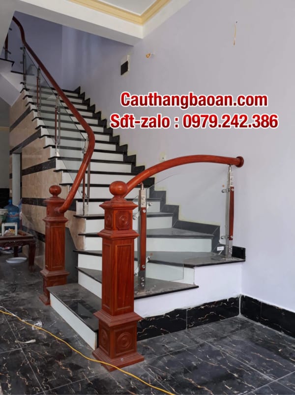Cầu thang kính tay vịn gỗ ở Hà Nội, cầu thang kính hiện đại