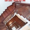 Lan can cầu thang kính tay vịn gỗ tại Hà Nội