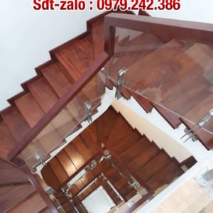 Lan can cầu thang kính tay vịn gỗ tại Hà Nội