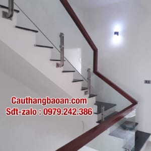 Cầu thang kính tay vịn gỗ, lan can kính cường lực