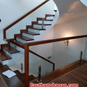 999 mẫu cầu thang kính đẹp tại Hà Nội