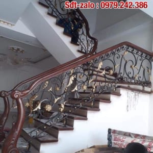 Cầu thang sắt ở Hà Nội, cầu thang sắt tay vịn gỗ