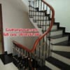 Cầu thang sắt tay vịn gỗ ở Hà Nội