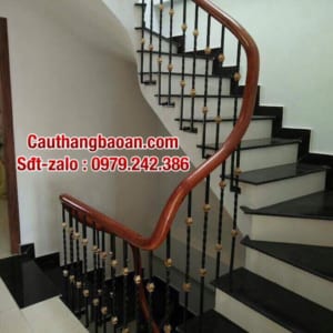 Cầu thang sắt tay vịn gỗ ở Hà Nội