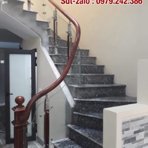 Lan can kính cường lực, cầu thang kính tay vịn gỗ