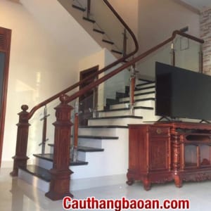 cầu thang kính đẹp hiện đại