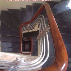 Cầu thang inox tay vịn gỗ, báo giá cầu thang inox lan can inox