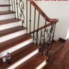 Cầu thang sắt đẹp tay vịn gỗ