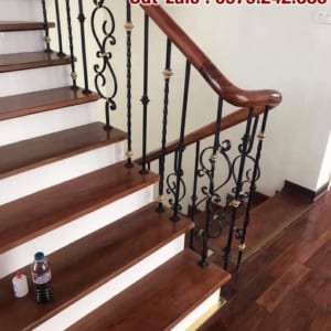 Cầu thang sắt đẹp tay vịn gỗ
