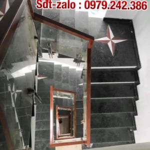 Cầu thang gỗ kính tại Hà Nội
