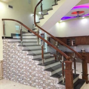 Cầu thang kính , lan can kính tay vịn gỗ