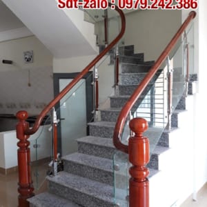 Cầu thang gỗ kính tại Hà Nội