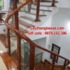 Cầu thang kính cường lực tay vịn gỗ tại Hà Nội, cầu thang kính đẹp hiện đại