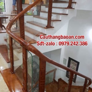 Cầu thang kính cường lực tay vịn gỗ tại Hà Nội, cầu thang kính đẹp hiện đại