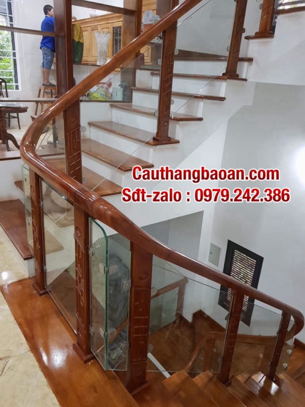 Cầu thang kính cường lực tay vịn gỗ tại Hà Nội, cầu thang kính đẹp hiện đại