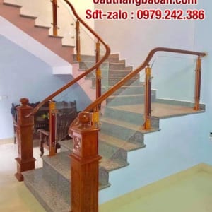 Cầu thang lan can kính cường lực tay vịn gỗ, cầu thang kính đẹp