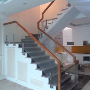 Cầu thang kính cường lực tay vịn gỗ, lan can kính cường lực