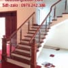 Cầu thang lan can kính cường lực, cầu thang kính tay vịn gỗ