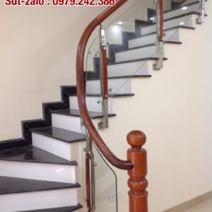 Lan can cầu thang kính tay vịn gỗ
