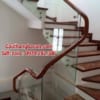 Báo giá cầu thang kính tay vịn gỗ ở Hà Nội