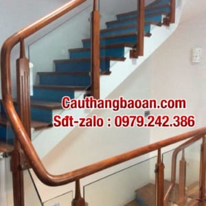 Cầu thang lan can kính cường lực, cầu thang kính tay vịn gỗ