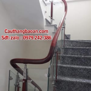 Cầu thang kính cường lực