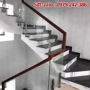 Cầu thang kính tay vịn gỗ đẹp