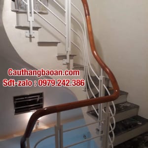 Cầu thang sắt đẹp, cầu thang sắt tay vịn gỗ