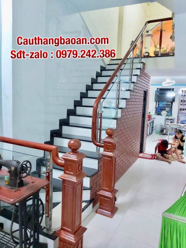 Cầu thang lan can kính đẹp tại Hà Nội