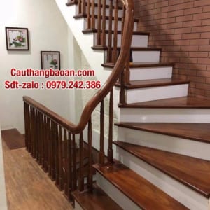 Cầu thang lan can gỗ đẹp tại Hà Nội