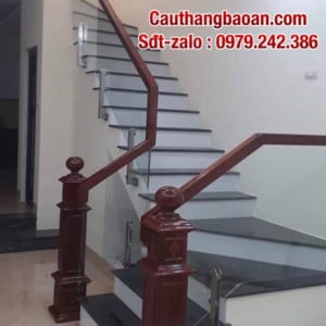 Cầu thang kính tay vịn gỗ, cầu thang kính cường lực