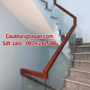 Cầu thang kính cường lực, cầu thang kính tay vịn gỗ